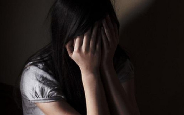 Bé gái 15 tuổi mang thai uống thuốc tự tử vì bạn trai chối bỏ